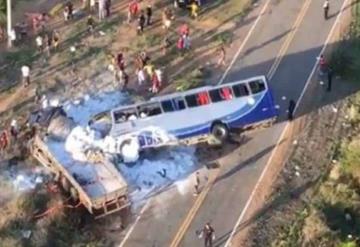 Trágico accidente en Brasil: 5 muertos y 25 heridos tras choque de autobuses