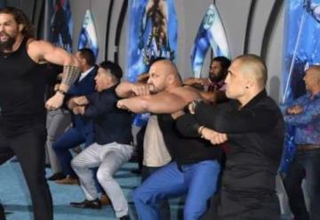 Esta es la peculiar danza que Jason Momoa realizó en la premiere de Aquaman