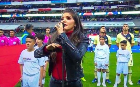 Ana Bárbara hace el OSO al cantar el Himno Nacional y los ´memes´ inundan la red