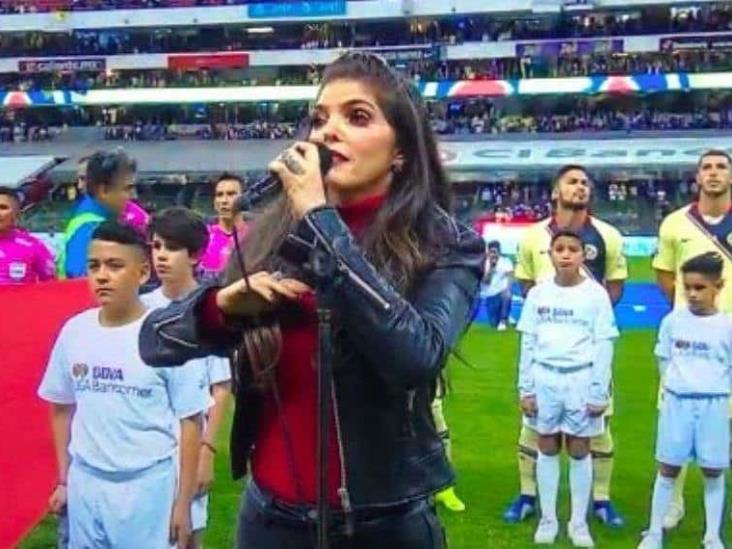 Ana Bárbara Hace El Oso Al Cantar El Himno Nacional Y Los ´memes