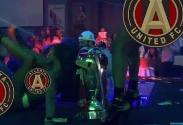 #VIDEO Jugadores festejan en table dance con todo y trofeo