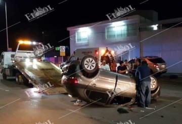 Vuelca auto por escombros sueltos sin señalización en Periférico de Villahermosa