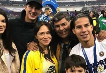 Diego Laínez es arropado por su familia en la Final de la Liga MX 2018