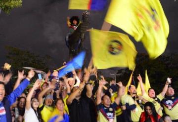 Aficionados celebran el triunfo del América en la estatua al deportista