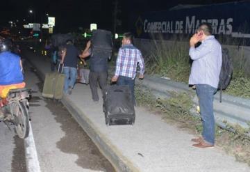 ¡A caminar! Así tienen que atravesar viajeros el puente Los Monos