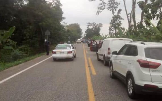 Trabajadores plataneros bloquean carretera Villahermosa-Teapa
