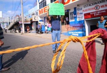 Así el bloqueo en Puente Grijalva 1 carril de baja y alta, por locatarios del Mercado Provisional