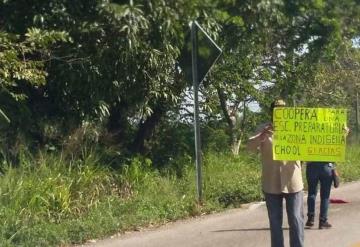 Bloquean carretera Zapata-Tenosique; piden cooperación para una escuela indígena