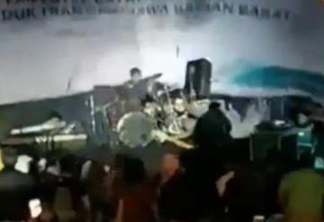 Ola de tsunami arrasa con un concierto al aire libre en playa de Indonesia