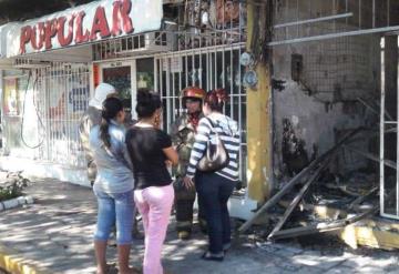 Se quema local de piñatas en la colonia Centro