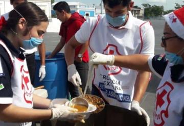 Instala Cruz Roja comedor comunitario en Plaza de Armas