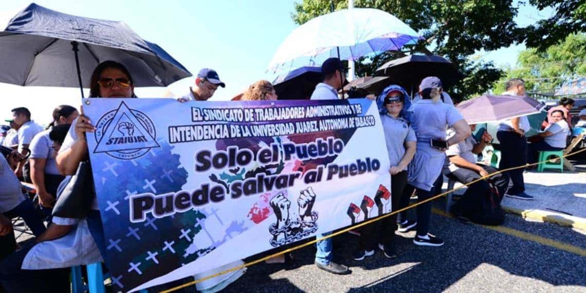 Alrededor de 500 agremiados a STAIUJAT bloquean carretera Villahermosa-Macuspana rumbo al aeropuerto