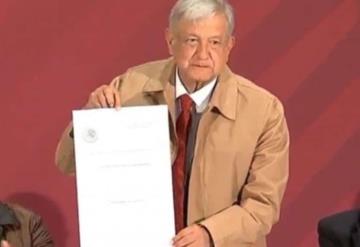 Anuncia AMLO reducción al IVA y aumento al salario mínimo