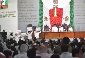 Protestan priistas desde el Congreso del Estado al inicio de la toma de protesta de Adán Augusto