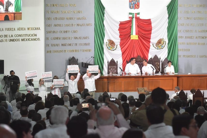 Protestan priistas desde el Congreso del Estado al inicio de la toma de protesta de Adán Augusto