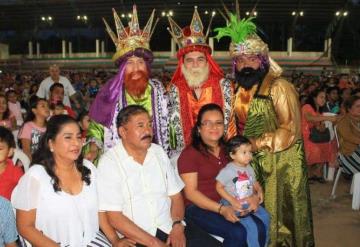 Celebran a niños paraiseños con gran festival de Día de Reyes