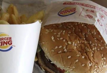 Le prometieron hamburguesas de por vida y no le cumplen; ahora los demandó