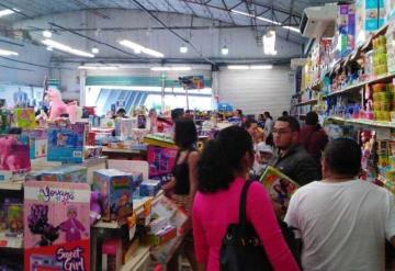 Abarrotadas lucen las tiendas comerciales por la pronta llegada de los Reyes Magos