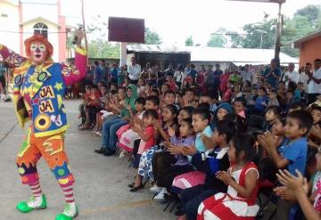 Niños indígenas de Cerro Blanco, Tacotalpa parten rosca de reyes y festejan en grande