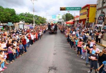 Tabasqueños disfrutan del desfile de carros alegóricos por el Día de Reyes