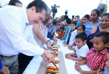 Cientos de niños disfrutan del festival de Reyes Magos de Súper Sánchez  y el Ayuntamiento de Centro