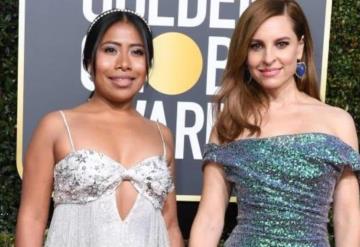 Deslumbra Yalitza Aparicio en la alfombra roja de los Globos de Oro