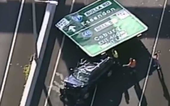 Impactante: Conductor casi muere al caer sobre su auto un enorme letrero