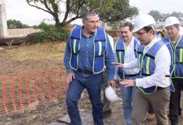 Nuevo Hospital en Tabasco; El gobernador Adán Augusto y el dir. Del ISSSTE recorren la construcción