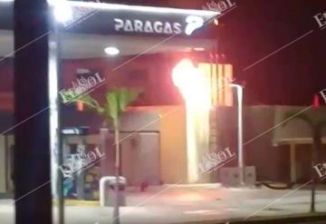 Explota contenedor en gasolinera de Tierra Colorada; Protección Civil en el Lugar