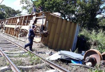 Se descarrilan 2 vagones de La Bestia en Tenosique