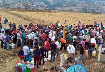 Ante desabasto de gasolina, habitantes saquean toma clandestina en Edomex