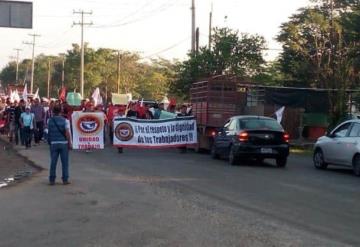 Obreros de la CTM  bloquean tramo carretero Reforma-Boca Limón