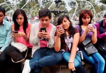 Con el celular en la mano es como los jóvenes mexicanos pasan la mitad de su día