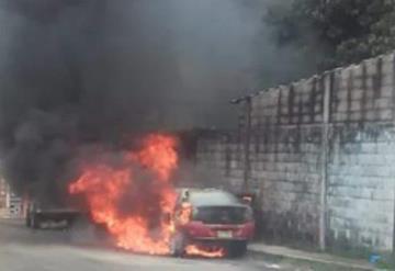 VIDEO: Auto compacto se incendia en Atasta, las llamas lo consumieron en su totalidad