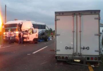 Camioneta choca contra autobús turístico en autopista Cárdenas- Agua Dulce