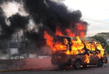 Explota combi en la carretera Villahermosa a Frontera tras accidente