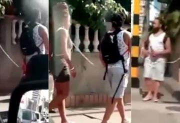 “Como a un perro” turista ´pasea a su novia con una cadena en el cuello