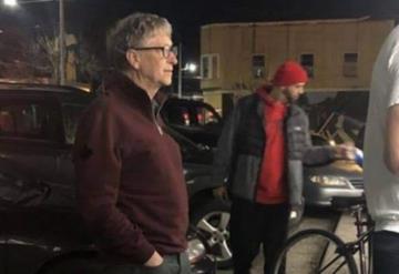 Bill Gates es captado haciendo fila por una hamburguesa