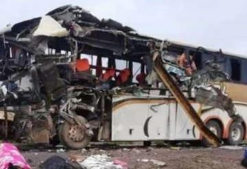 Chocan dos autobuses en Bolivia; hay al menos 22 muertos