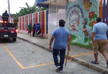 Con palos sacan a ladrones de una escuela en la Gil y Sáenz de Villahermosa