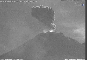 Volcán Popocatépetl despierta con nueva fumarola esta mañana