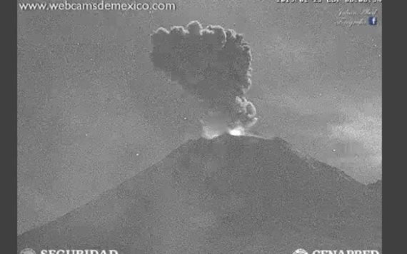 Volcán Popocatépetl despierta con nueva fumarola esta mañana