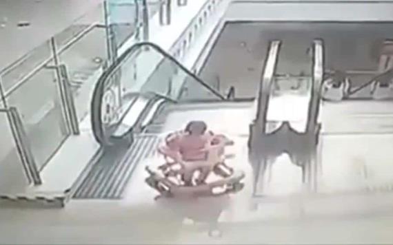 Bebé cae de una escalera eléctrica; su madre se distrajo solo unos segundos