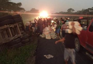 Pobladores saquean tráiler cargado de arroz que volcó en carretera Cárdenas-Agua Dulce