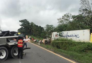 Dueño de tráiler volcado en la Villahermosa- Cárdenas, regala la mercancía que transportaba