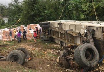 Vuelca tráiler cargado de plátano en la Villahermosa- Cárdenas