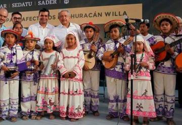 Rondalla infantil recibe a AMLO con Vamos a Tabasco en Nayarit