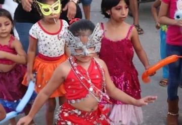 Desfile de comparsas y carros alegóricos engalanan Carnaval de Jonuta