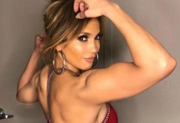 Jennifer Lopez luce cuerpazo a sus 49 años de edad