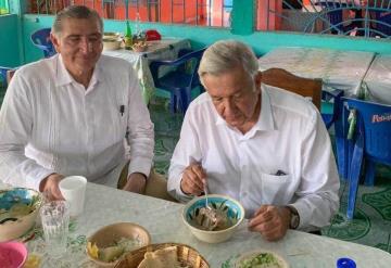 Disfruta AMLO de un sabrosísimo Caldo Sancochado de pavo criollo en su tierra, Tabasco